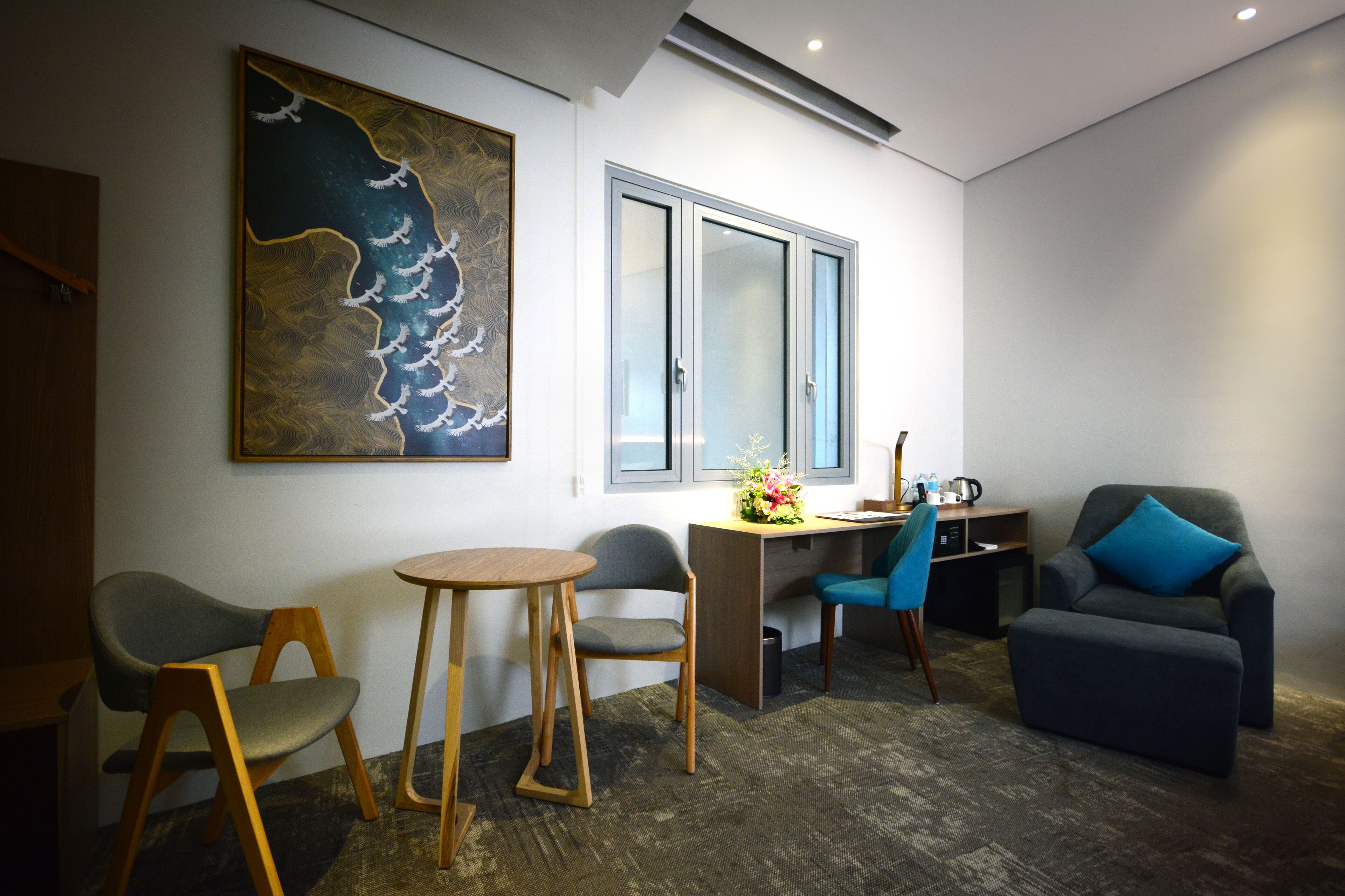 deluxe queen room | living area | 49-inch led tv with cable channels, tv