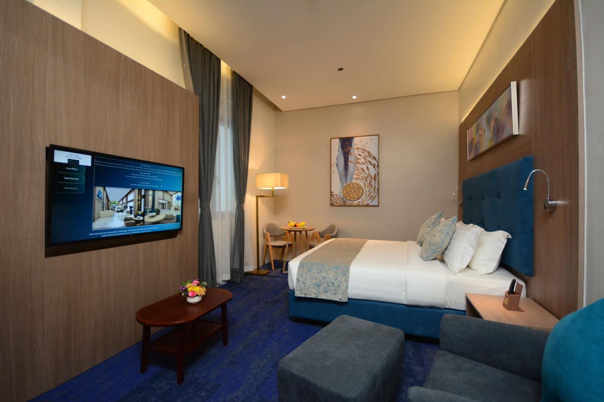 Junior Suite | Egyptian cotton sheets, premium bedding, pillow-top beds, minibar