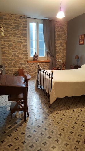 4 bedrooms, desk, iron/ironing board, free WiFi