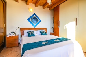2 habitaciones, escritorio, tabla de planchar con plancha y wifi gratis