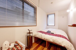 Habitación doble Deluxe, baño privado | Tabla de planchar con plancha, wifi gratis y ropa de cama 