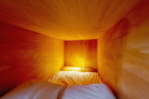 Tabla de planchar con plancha, wifi gratis y ropa de cama