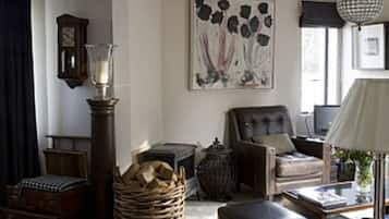 Smart TV, fireplace, DVD player, stereo