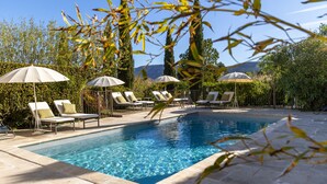 A rectangular swimming pool with clear blue water, surrounded by lounge chairs and umbrellas. - LA MAISONNETTE DE ROBINSON HILLSIDE VIEW IDEAL FOR TWO!  (L Isle Sur La Sorgue)