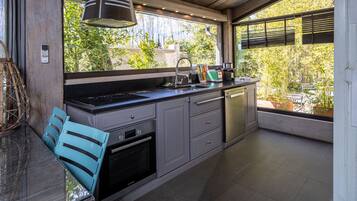 Een koelkast, een microgolfoven, een oven, een kookplaat