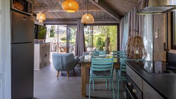 Een koelkast, een microgolfoven, een oven, een kookplaat