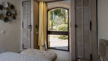 1 slaapkamer, een strijkplank/strijkijzer, gratis wifi, beddengoed