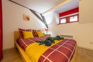 3 habitaciones, tabla de planchar con plancha y cuna de viaje 