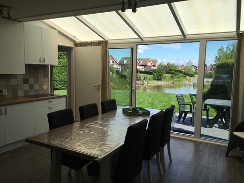 Vacation home for 2-4-6 people by pond/lake and next to the sea in Zeeland.
