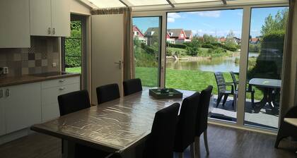 Vacation home for 2-4-6 people by pond/lake and next to the sea in Zeeland.