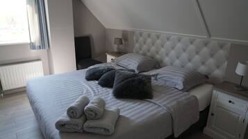 3 habitaciones, tabla de planchar con plancha y cuna de viaje