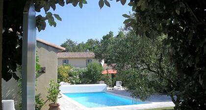 Maison indépendante classée 3* avec jardin et piscine , idéalement située.