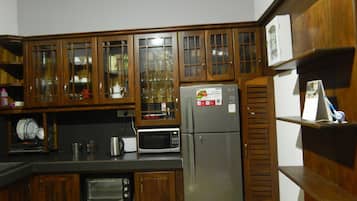 Villa Deluxe, varias camas, para fumadores, vista al jardín | Cocina compartida | Refrigerador y microondas