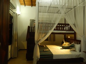 Chambre triple familiale, Plusieurs lits, non-fumeur, vue sur le jardin | Décor unique, ameublement unique, rideaux d’obscurcissement