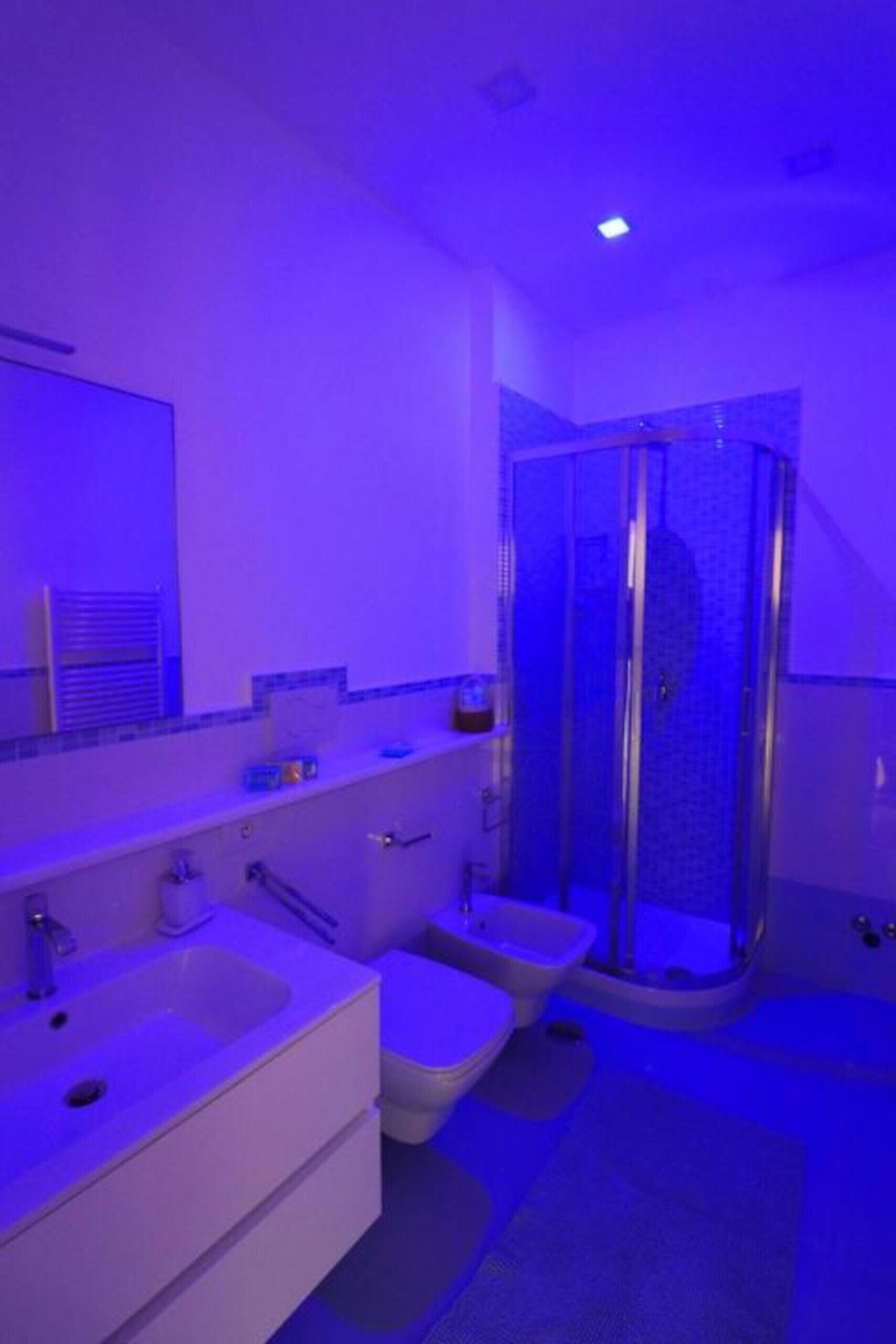 Baignoire, sèche-cheveux, serviettes fournies