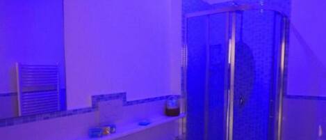 Baignoire, sèche-cheveux, serviettes fournies