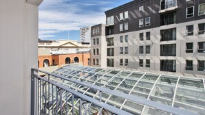 Un edificio moderno con un atrio de cristal y varios balcones.