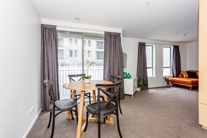 Luxury Apartment, 1 King Bed | In-room dining
