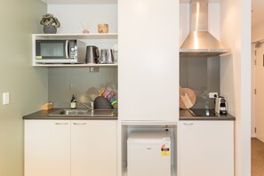Signature Studio | Private kitchenette | Microwave, espresso maker, coffee/tea maker, electric kettle - Cathedral Junction Apartment (Christchurch)