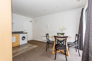 Appartement luxueux, 1 très grand lit | Repas dans la chambre