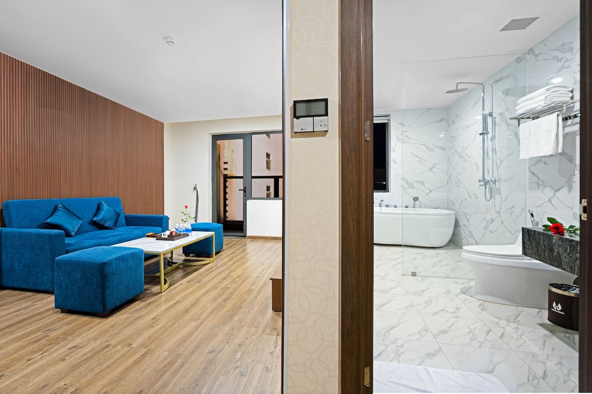 Camera familiare, 2 camere da letto, vista città | Area soggiorno | TV a schermo piatto 40 pollici con canali via cavo, TV
