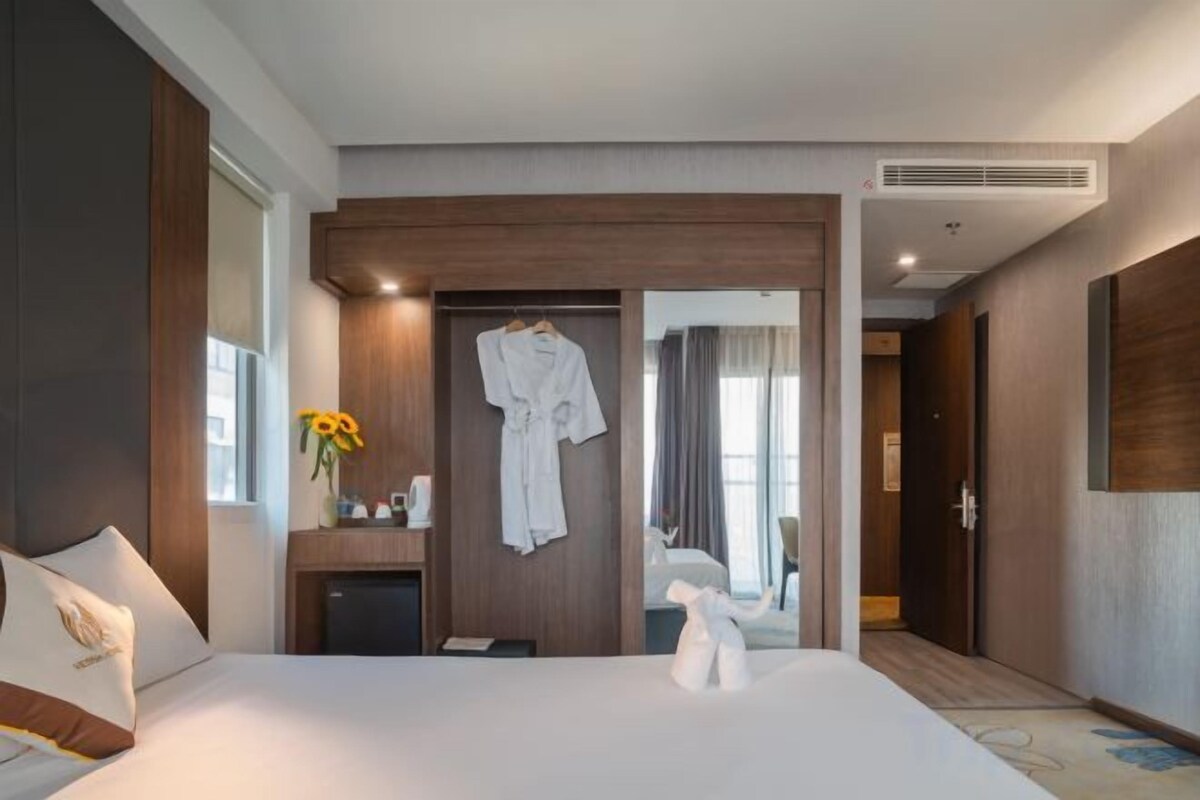 17 bedrooms, premium bedding, minibar, in-room safe
