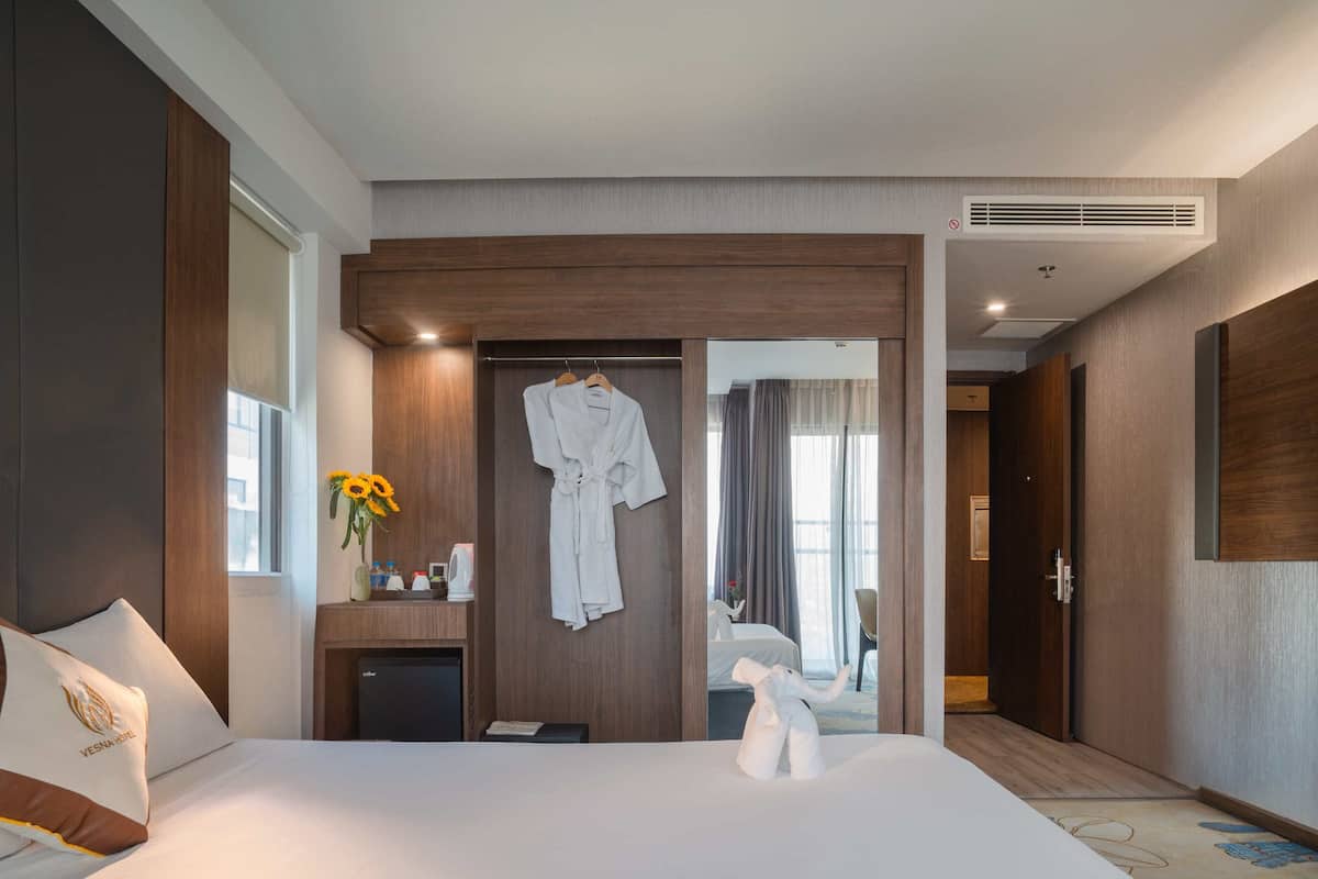 Premier-Zimmer, 1 Queen-Bett, Stadtblick | 17 Schlafzimmer, hochwertige Bettwaren, Minibar, Zimmersafe