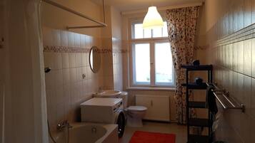 Duschwanne, Haartrockner, Handtücher, Seife