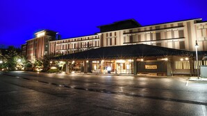 A modern hotel with a spacious entrance, a covered outdoor area, and a well-lit facade. - Yamashiro Onsen Miyabi no Yado Kaga Hyakumangoku (Kaga)