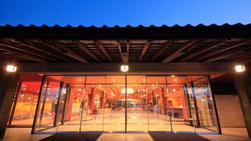 Fachada de la propiedad por la tarde o noche