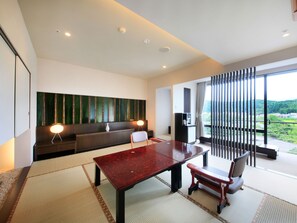 Zimmersafe, Verdunkelungsvorhänge, kostenloses WLAN, Bettwäsche