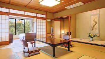 Rom – deluxe, ikke-røyk, anneks (2F, Japanese Western Style) | Safe på rommet, blendingsgardiner, wi-fi (inkludert) og sengetøy