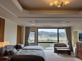 Standard Twin Room, Non Smoking | In-room safe, blackout drapes, free WiFi, bed sheets