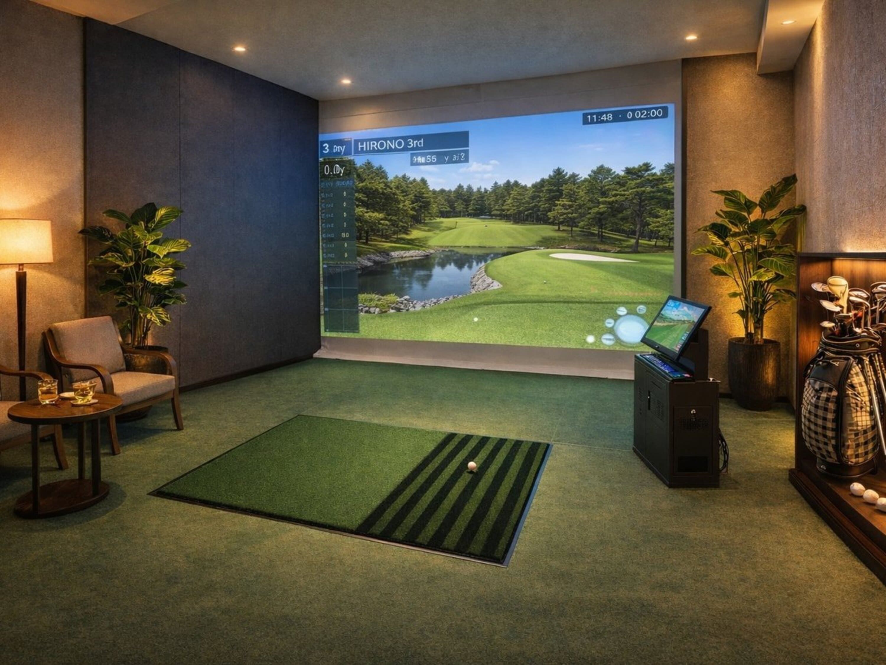 Una stanza con un grande schermo che mostra un campo da golf, un golf cart e un putting green.