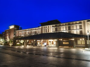 Un hotel de varios pisos con fachada tradicional y zona de entrada cubierta.