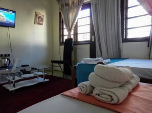 Basic Studio, 1 Double Bed, Kitchen, City View | Living area