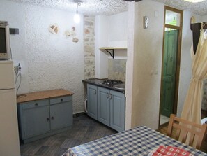 Geladeira, cooktop, cafeteira/chaleira, chaleira elétrica
