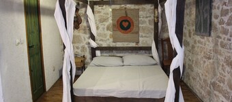  Bon Dieu 1, bed & bike,