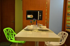 Comfort Condo, 1 Bedroom | In-room dining - A Homey Place Manila (Manila)