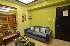 Leilighet – comfort, 1 soverom | Oppholdsrom | Flatskjerm-TV