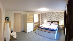 Ein Schlafzimmer mit einem Bett, einem Schreibtisch und einem Stuhl.