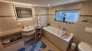 Baignoire, sèche-cheveux, serviettes fournies