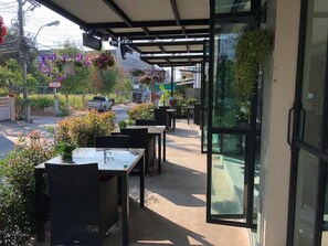 รับประทานอาหารกลางแจ้ง