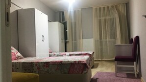 2 habitaciones, escritorio y tabla de planchar con plancha 