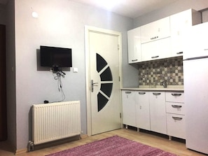 Apartment | Eigene Kochnische | Kühlschrank, Ofen, Herdplatte, Kochgeschirr/Geschirr/Besteck