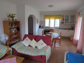 Una televisión, un futbolín, una mesa de tenis de mesa, libros