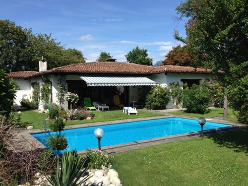 Villa Avec Piscine et Grand Jardin, Garage Pour Deux Voitures et Parking