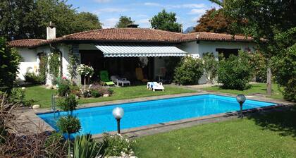 Villa Avec Piscine et Grand Jardin, Garage Pour Deux Voitures et Parking