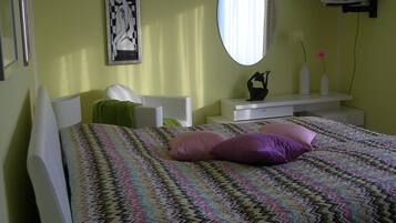 3 chambres, bureau, fer et planche Ă repasser, lit parapluie