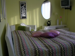 3 soverom, skrivebord, strykejern/-brett og reiseseng for barn